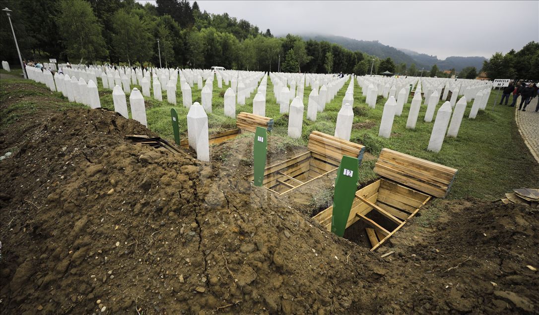 خاک‌سپاری اجساد 33 قربانی نسل‌کشی سربرنیتسا در بوسنی و هرزگوین