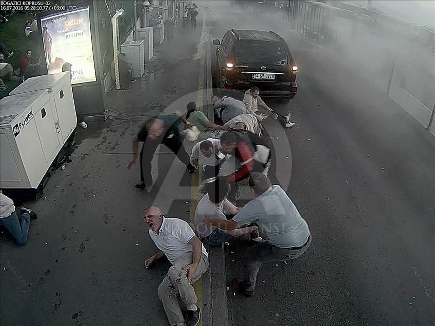 Dalin pamje te reja nga puçi i dështuar në Turqi, qytetarët shtrihen para tankut