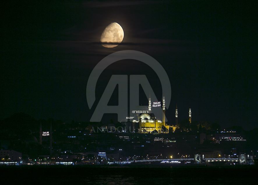 15 Temmuz için mahyalar ışıklandırıldı