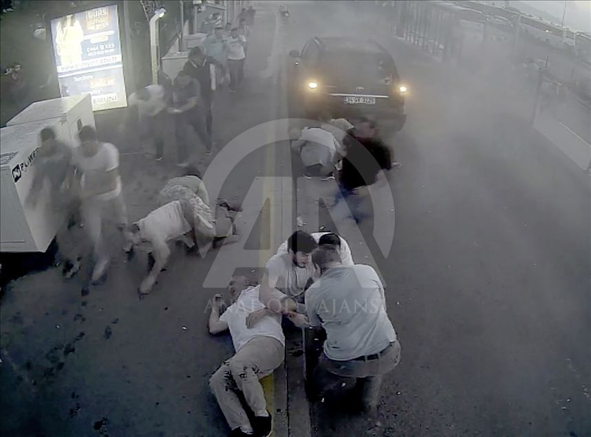 Dalin pamje te reja nga puçi i dështuar në Turqi, qytetarët shtrihen para tankut