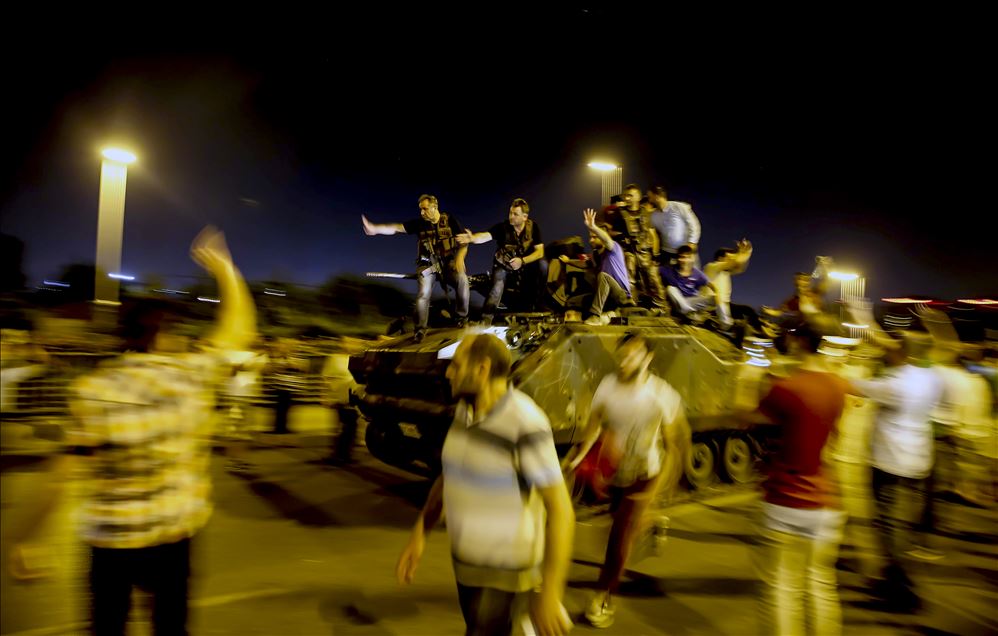 Турција: Борбата на граѓаните против пучистите на ФЕТО низ фотографиите на АА
