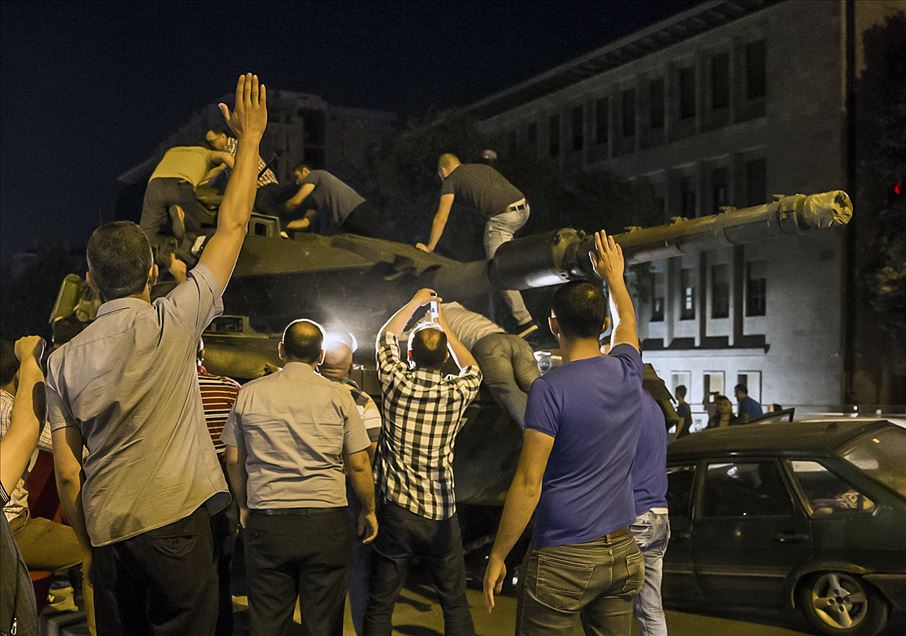 Турција: Борбата на граѓаните против пучистите на ФЕТО низ фотографиите на АА
