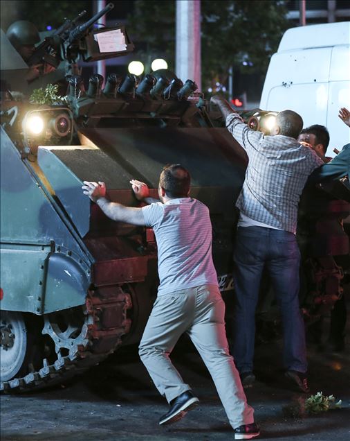 Турција: Борбата на граѓаните против пучистите на ФЕТО низ фотографиите на АА