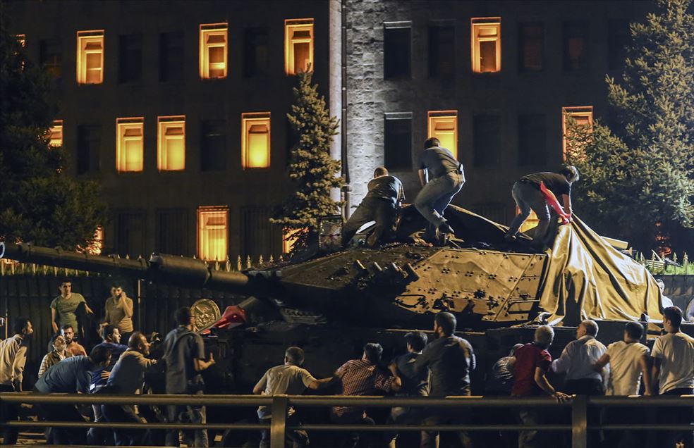Турција: Борбата на граѓаните против пучистите на ФЕТО низ фотографиите на АА