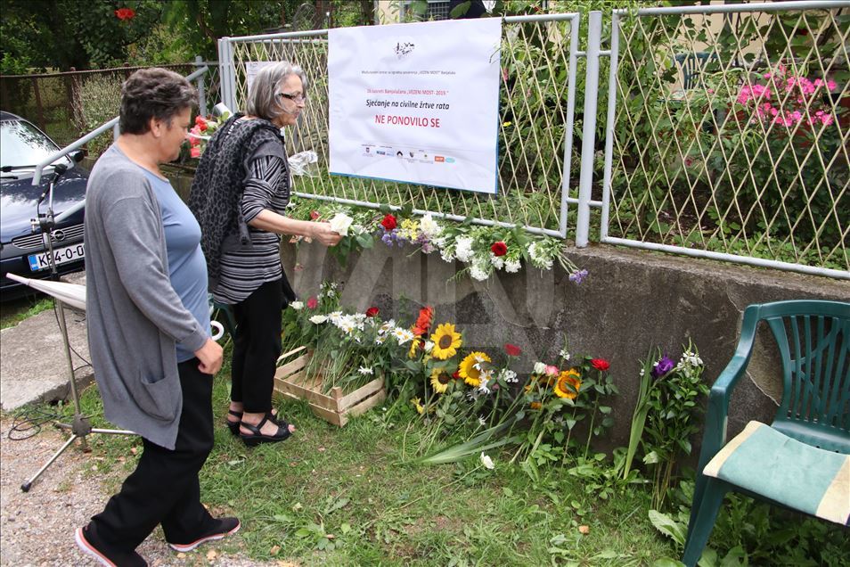 Banjalučani poručili "Ne ponovilo se": Spuštanjem cvijeća u Vrbas odata pošta civilnim žrtvama rata