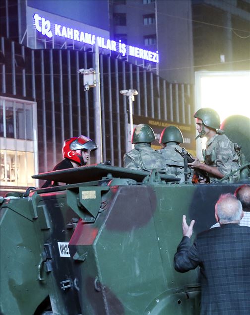 Турција: Борбата на граѓаните против пучистите на ФЕТО низ фотографиите на АА