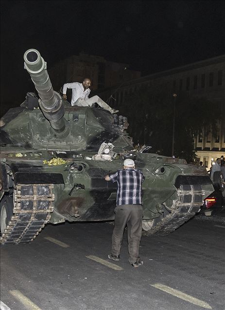 Турција: Борбата на граѓаните против пучистите на ФЕТО низ фотографиите на АА