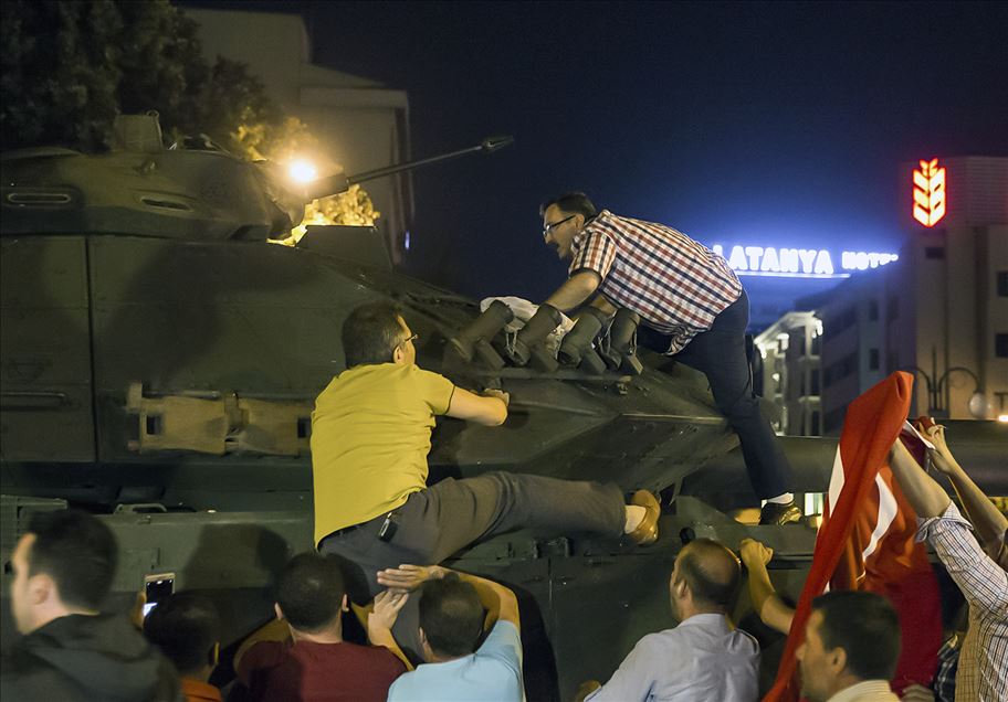 Турција: Борбата на граѓаните против пучистите на ФЕТО низ фотографиите на АА