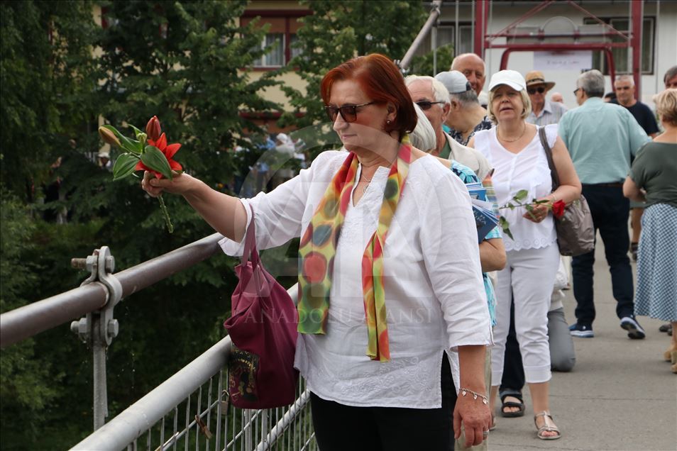 Banjalučani poručili "Ne ponovilo se": Spuštanjem cvijeća u Vrbas odata pošta civilnim žrtvama rata