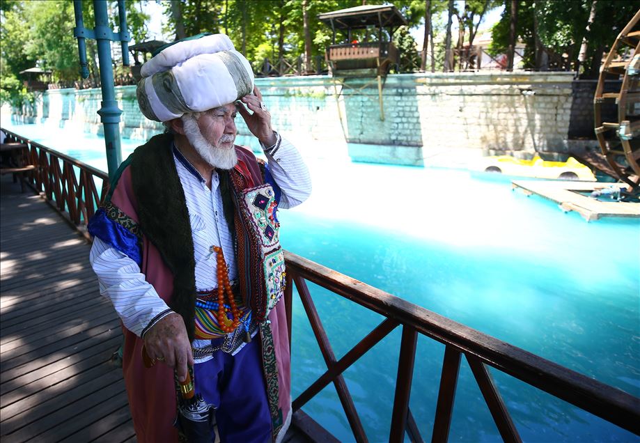مسن تركي يحيي الشخصية التاريخية "نصر الدين خوجا"