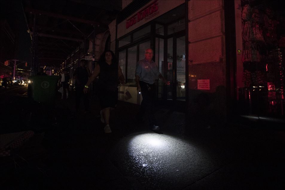 قلب نيويورك يغرق في الظلام
