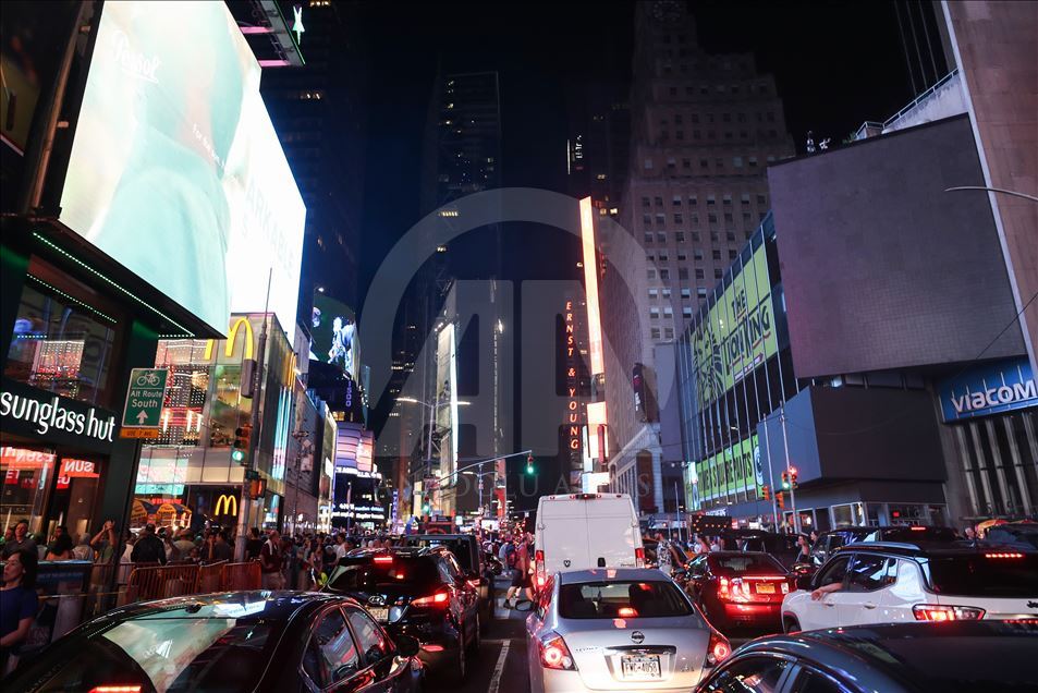 Manhattan'da elektrik kesintisi hayatı felç etti
