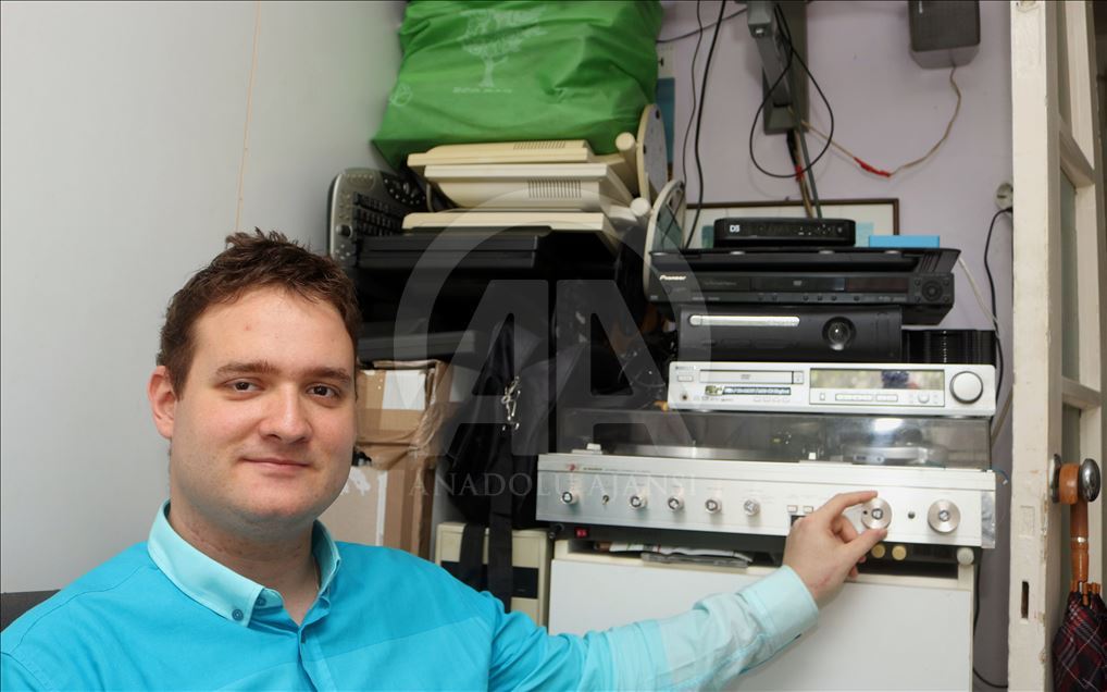 Novosađanin Zdravko Stakić popravlja kompjutere i poklanja ih siromašnoj deci