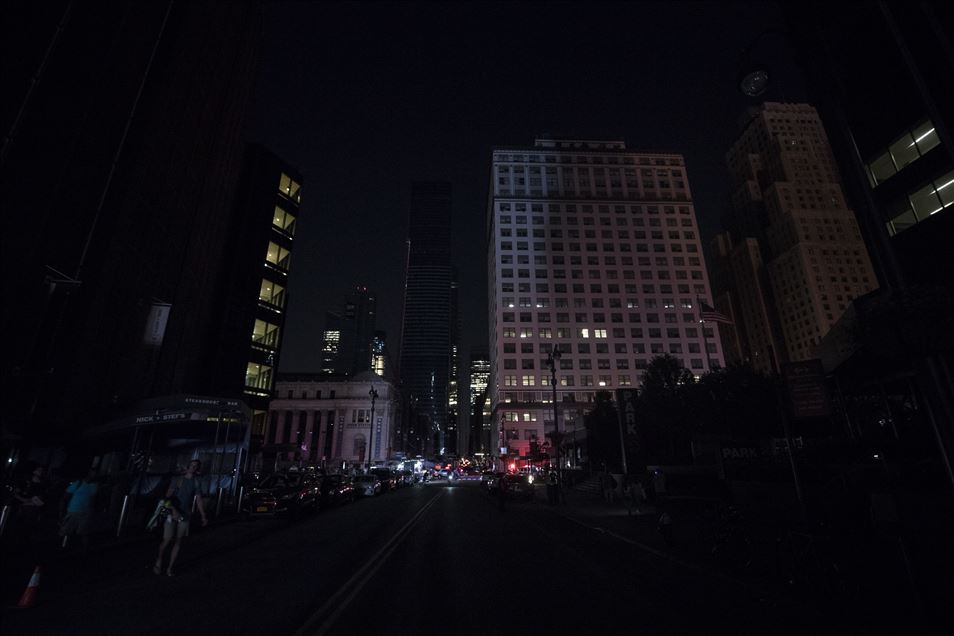 قلب نيويورك يغرق في الظلام
