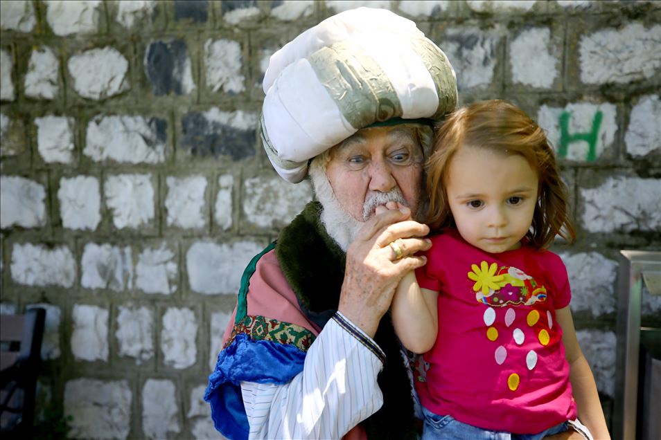 مسن تركي يحيي الشخصية التاريخية "نصر الدين خوجا"