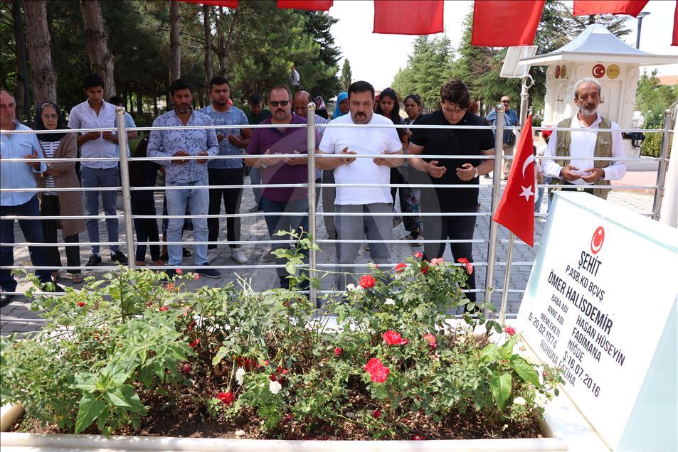 Şehit Halisdemir'in kabrinde ziyaretçi yoğunluğu