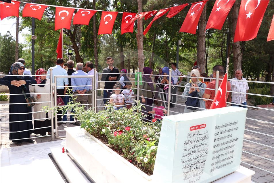 Şehit Halisdemir'in kabrinde ziyaretçi yoğunluğu