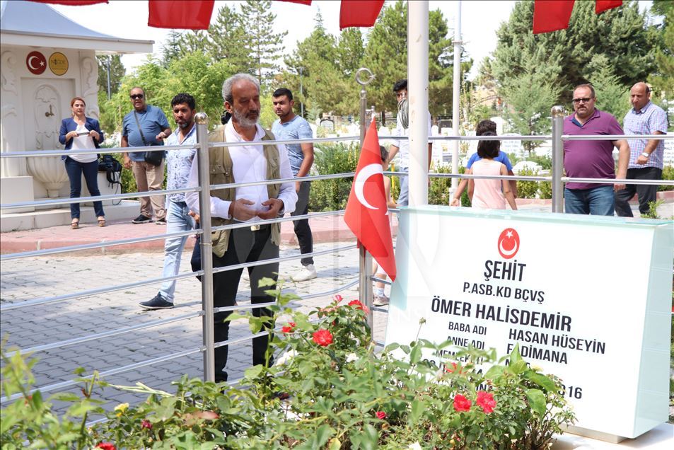 Şehit Halisdemir'in kabrinde ziyaretçi yoğunluğu