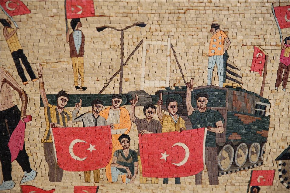 تركيا.. فنان سوري يُخلد ذكرى "يوم الديمقراطية والوحدة الوطنية" بلوحة فسيفسائية
