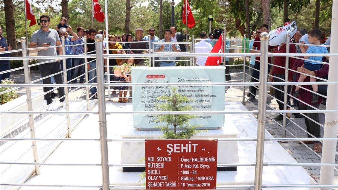 Şehit Halisdemir'in kabrinde ziyaretçi yoğunluğu yaşanıyor