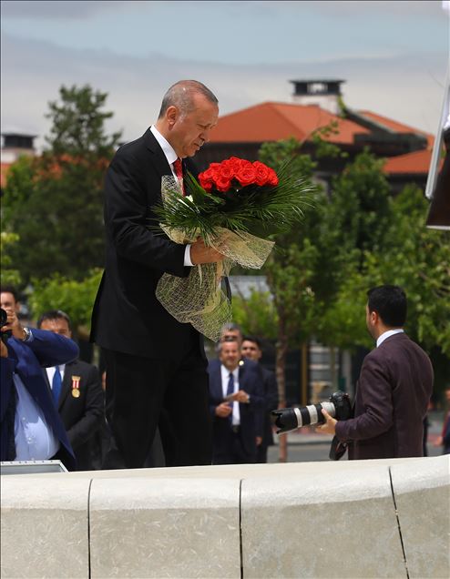 أردوغان يزور نصب شهداء 15 تموز بأنقرة

