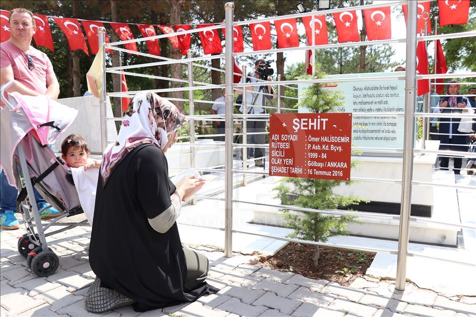 Şehit Halisdemir'in kabrinde ziyaretçi yoğunluğu
