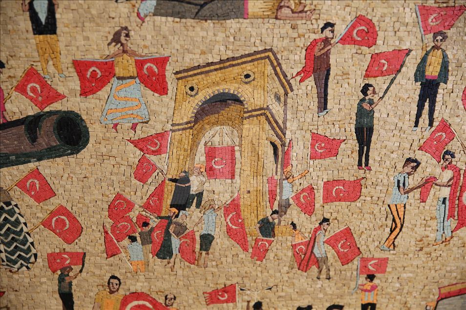 Historiani sirian i artit përshkruan 15 Korrikun në një tablo mozaiku