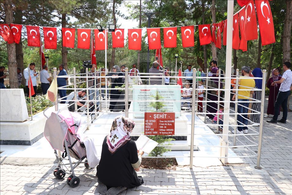 Şehit Halisdemir'in kabrinde ziyaretçi yoğunluğu