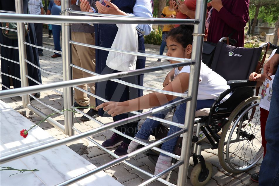 Şehit Halisdemir'in kabrinde ziyaretçi yoğunluğu