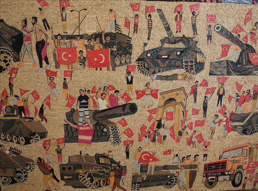 تركيا.. فنان سوري يُخلد ذكرى "يوم الديمقراطية والوحدة الوطنية" بلوحة فسيفسائية
