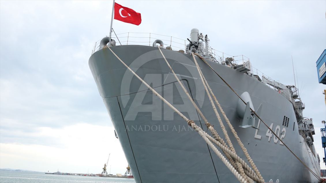 Türk tank çıkarma gemisi TCG Bayraktar Arnavutluk'ta