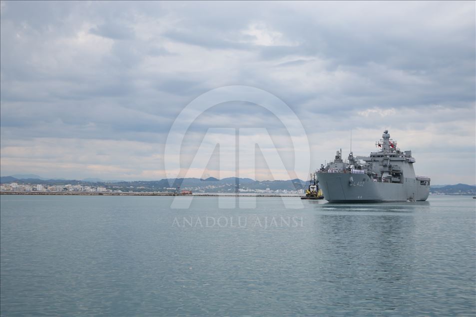 Türk tank çıkarma gemisi TCG Bayraktar Arnavutluk'ta