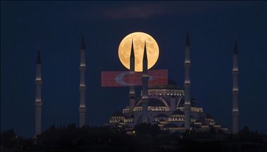 Full Moon in Istanbul