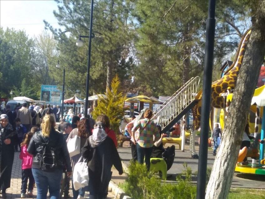 تركيا.. توافد السياح على منتجع "هوداي" للينابيع الحارة
