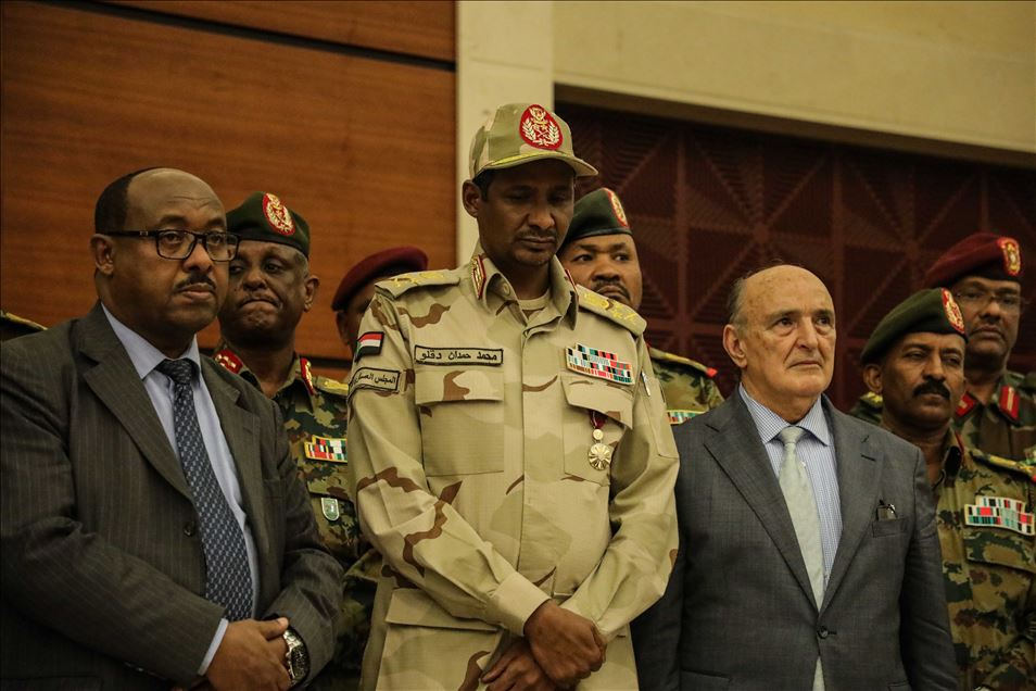 الفرقاء السودانيون يوقعون بالأحرف الأولى اتفاق المرحلة الانتقالية
