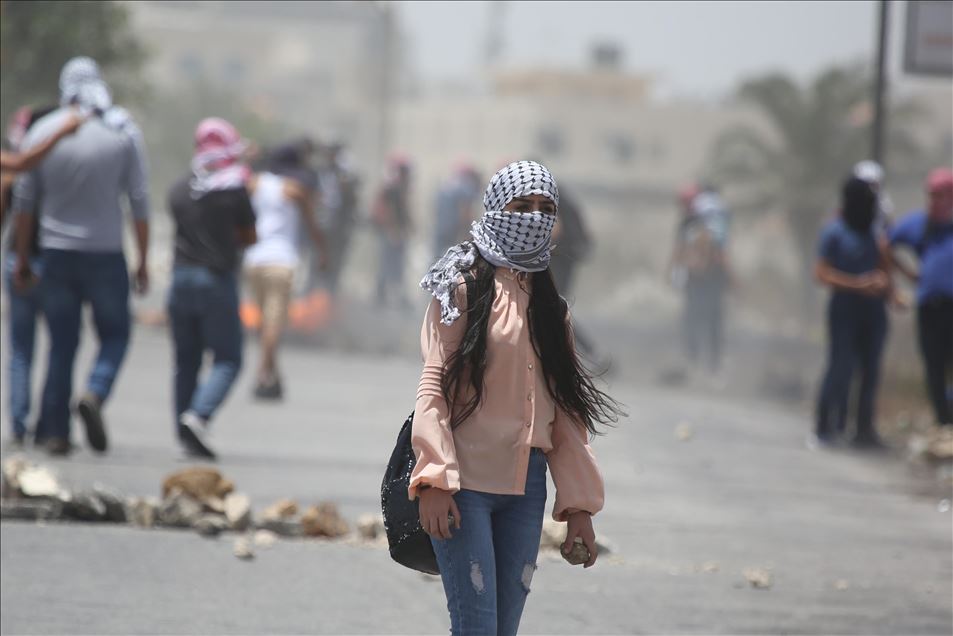 مواجهات بين عشرات الطلبة والجيش الإسرائيلي وسط الضفة