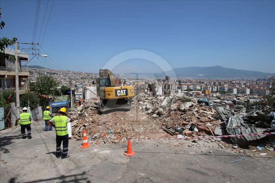 İzmir'de kayaların düştüğü mahallede yıkım çalışması başladı