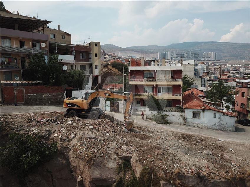 İzmir'de kayaların düştüğü mahallede yıkım çalışması başladı