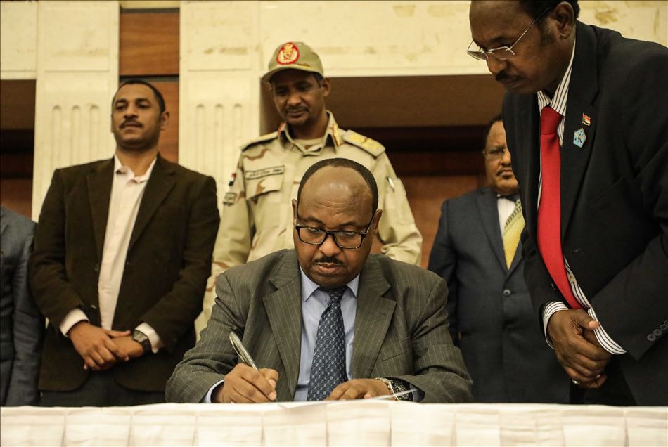 الفرقاء السودانيون يوقعون بالأحرف الأولى اتفاق المرحلة الانتقالية
