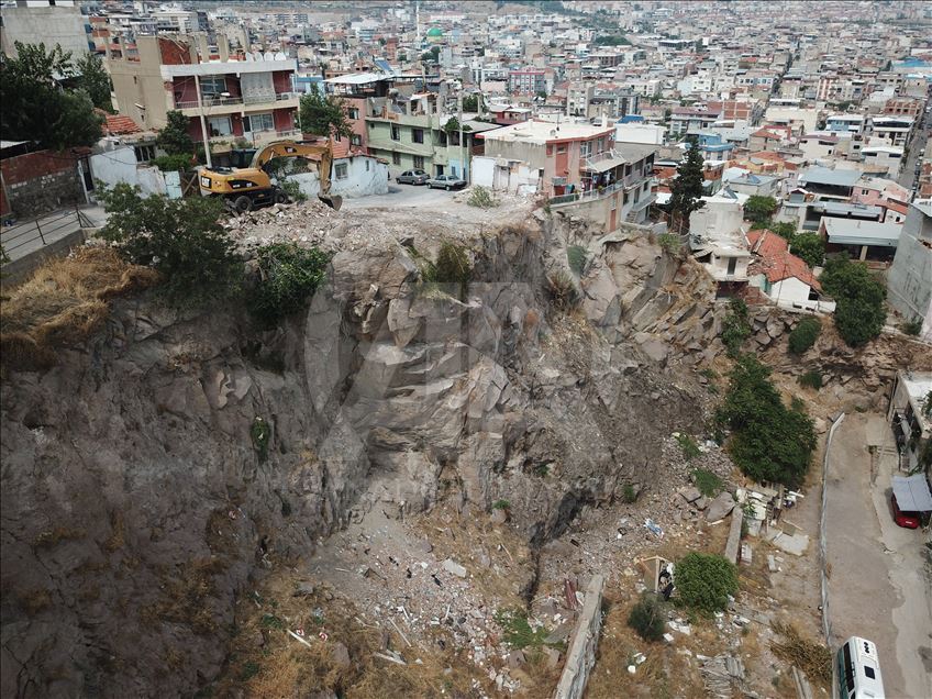 İzmir'de kayaların düştüğü mahallede yıkım çalışması başladı