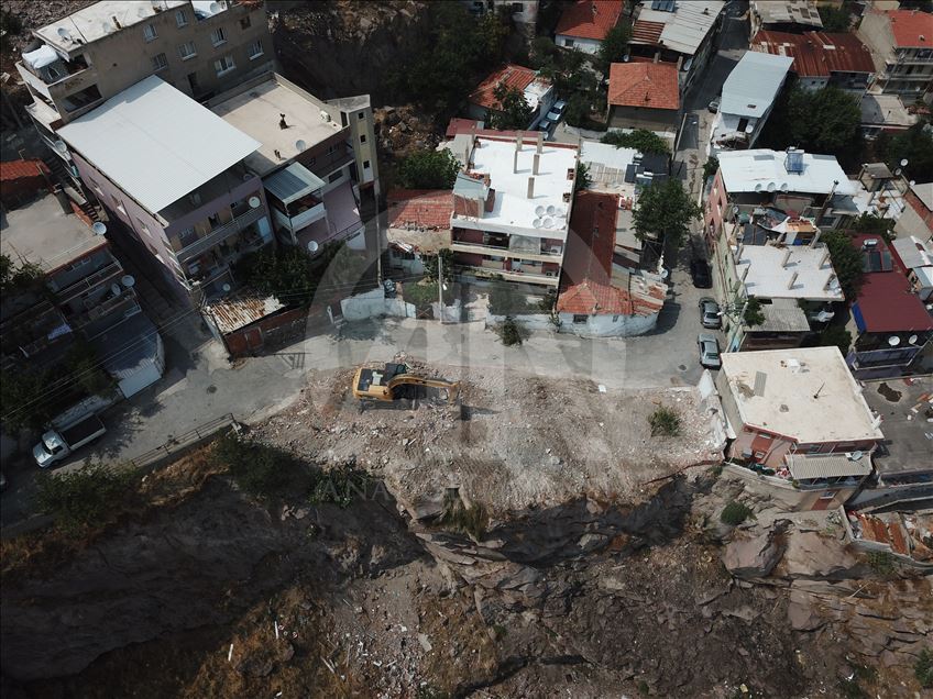 İzmir'de kayaların düştüğü mahallede yıkım çalışması başladı