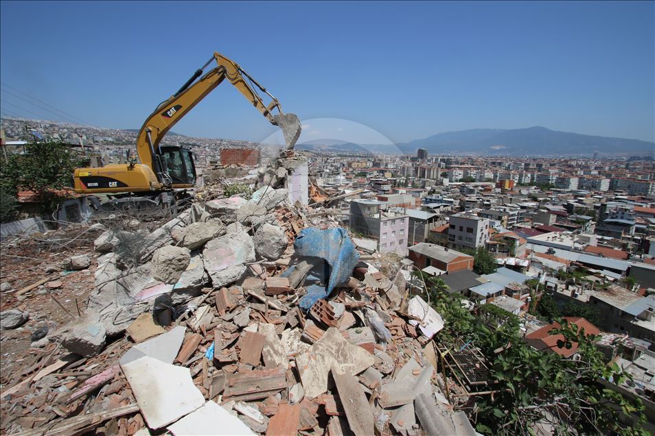 İzmir'de kayaların düştüğü mahallede yıkım çalışması başladı