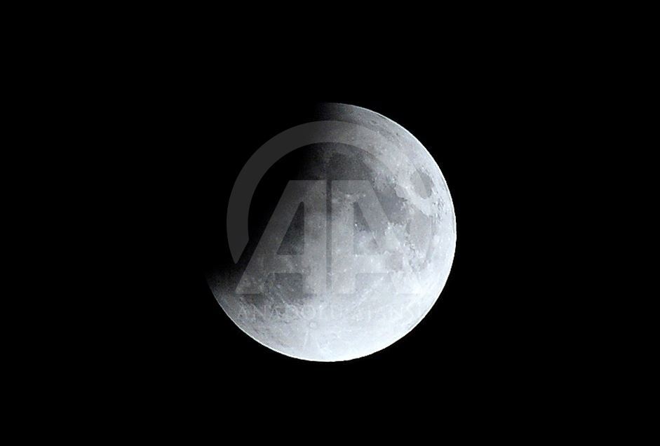 Mersin'de Parçalı Ay tutulması