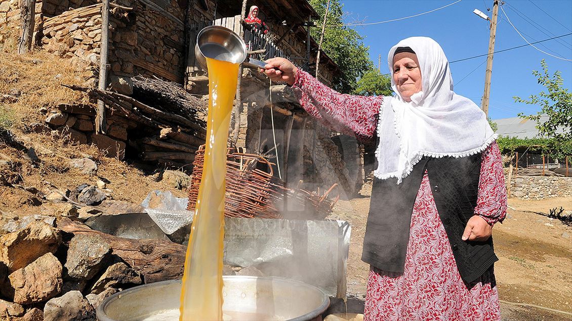 Dalından sofraya dutun pekmeze tatlı yolculuğu