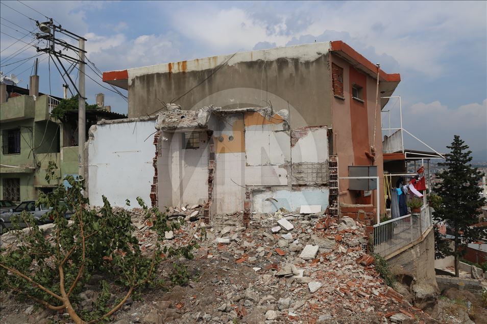 İzmir'de kayaların düştüğü mahallede yıkım çalışması başladı
