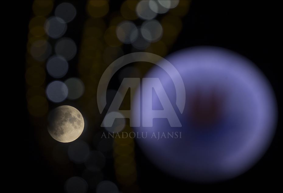 В Стамбуле наблюдали частичное затмение Луны