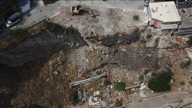 İzmir'de kayaların düştüğü mahallede yıkım çalışması başladı