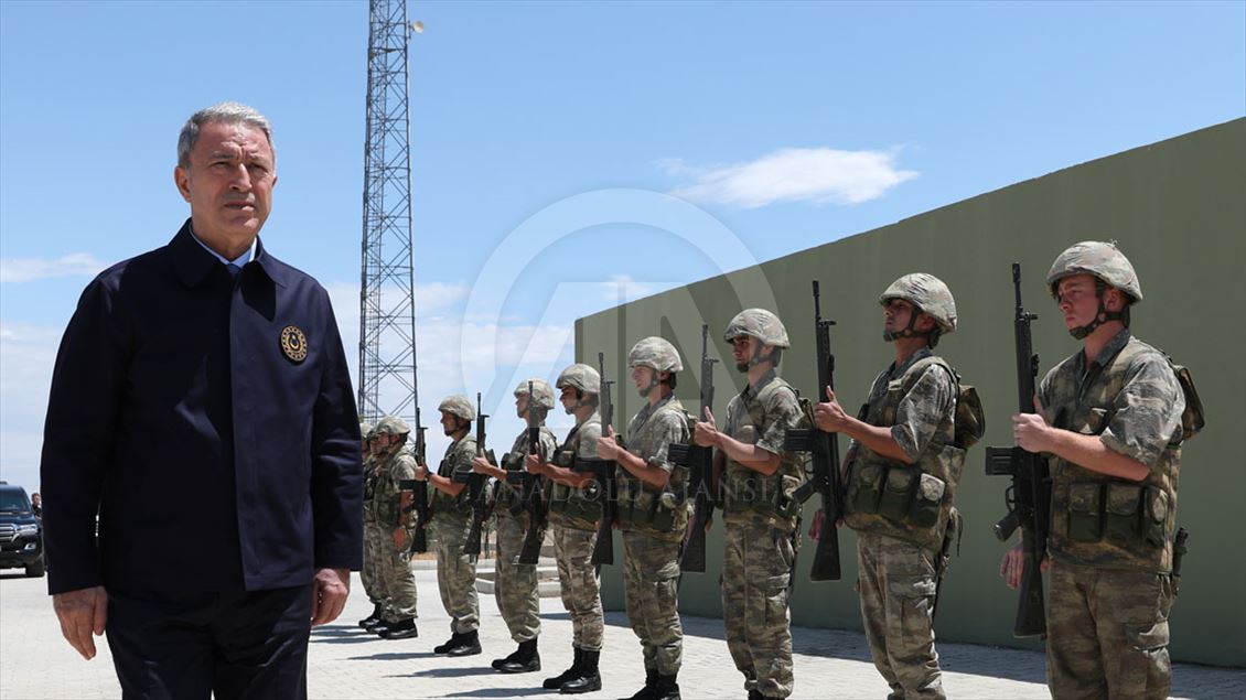 Milli Savunma Bakanı Akar ve komutanlar Suriye sınırında