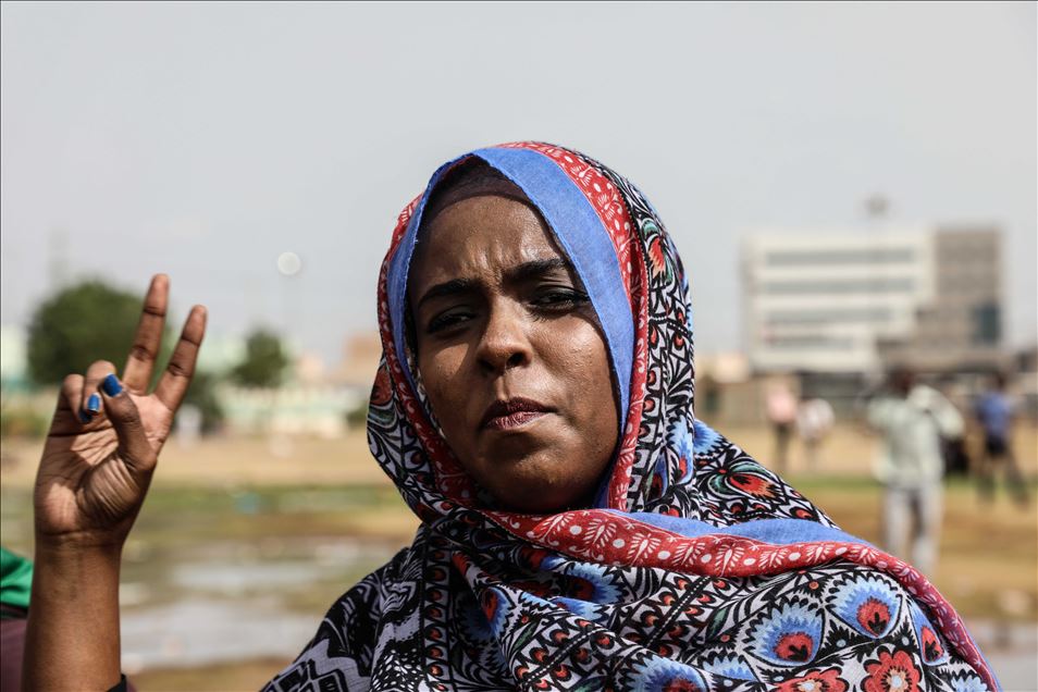 آلاف السودانيين يختتمون مظاهرات "العدالة أولا"