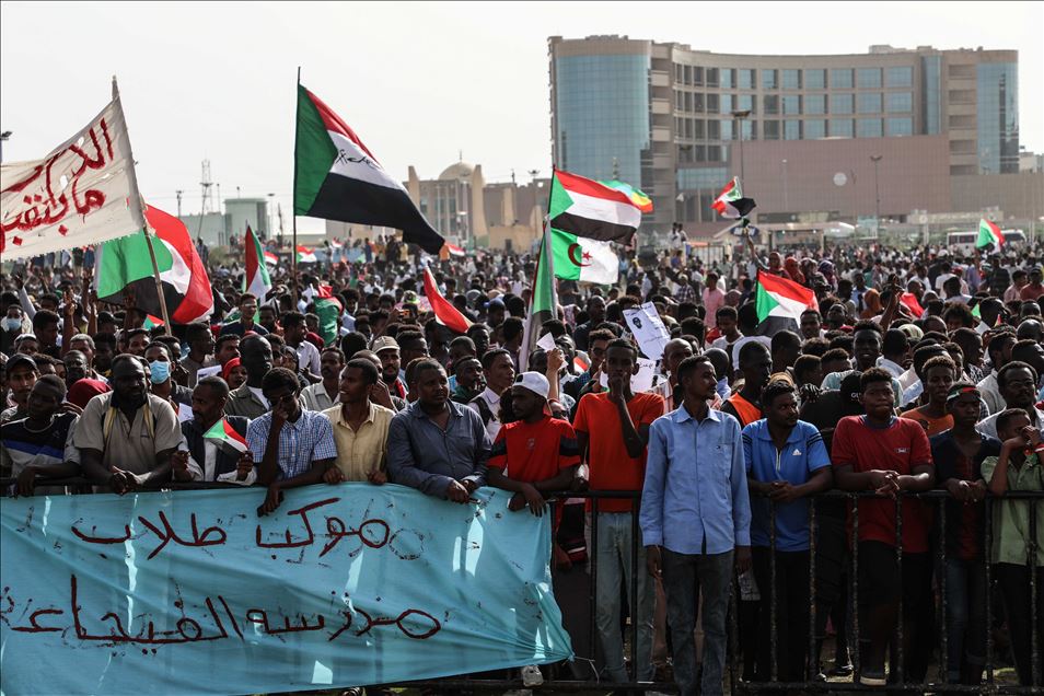آلاف السودانيين يختتمون مظاهرات "العدالة أولا"
